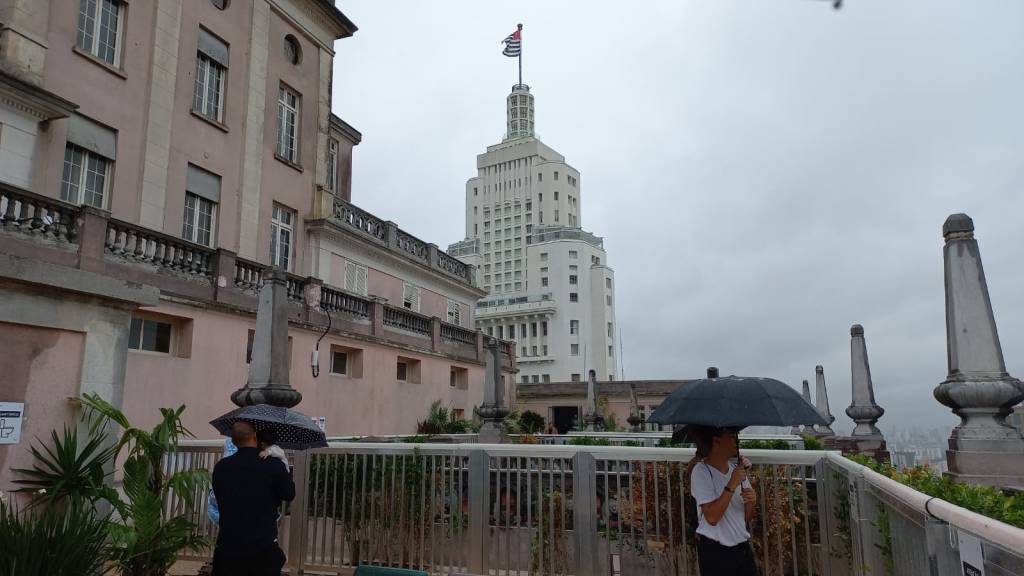 Dois irmãos: terraço do Martinelli e Farol Santander ao fundo