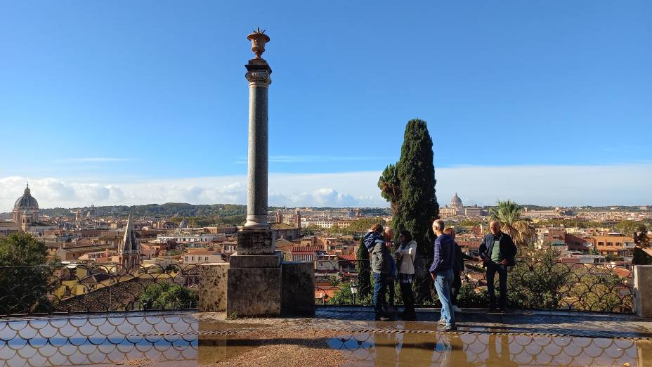 A Viale Gabriele D’Annunzio vai beirando o centro histórico pelo alto