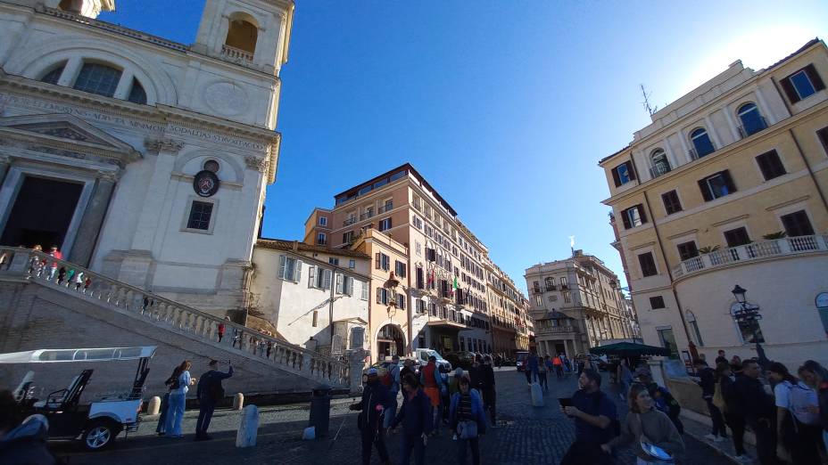 Igreja Trinità dei Monti (à esq.)