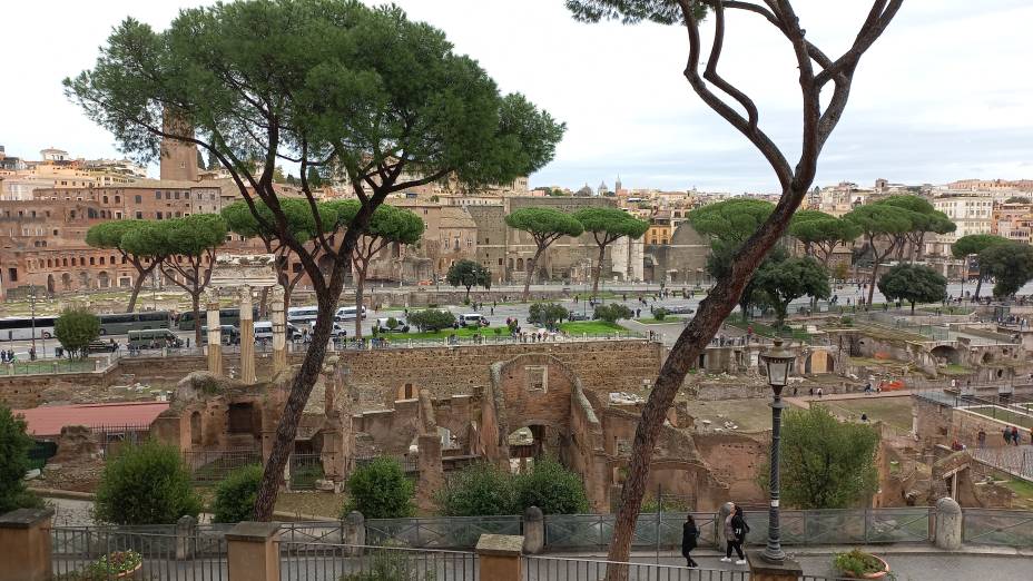 Agora sim, o Foro Romano em plena <span style="font-weight: 400">Via dei Foro Imperiali </span>