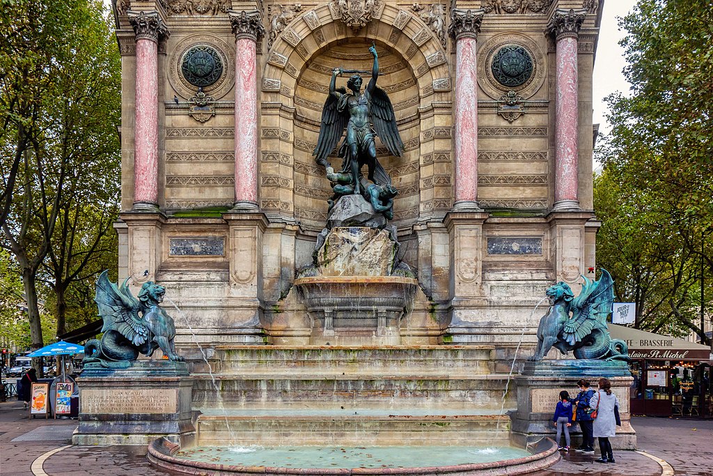 1024px-Fontaine_Saint_Michel_(50722154376) A Fontaine Saint Michel é um dos hits do Quartier Latin
