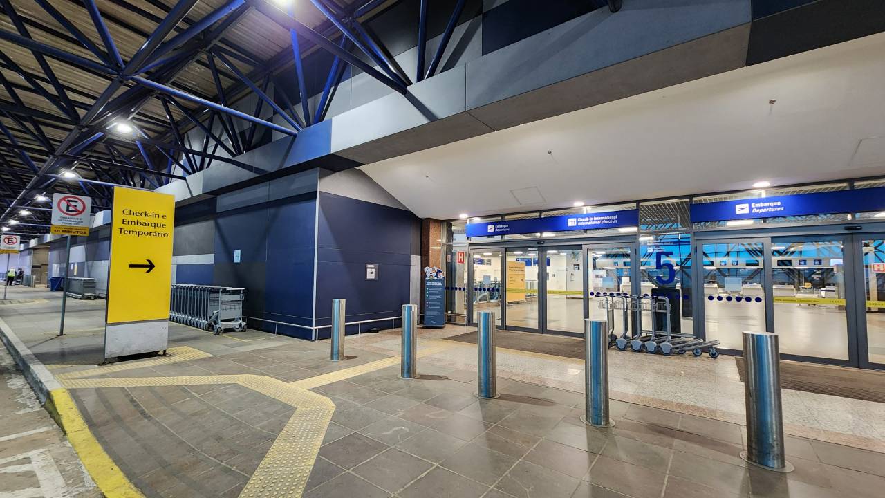 Nesta segunda-feira (8), a Fraport, empresa que administra o Salgado Filho, em Porto Alegre, anunciou que o embarque e desembarque de passageiros voltará a ser realizado no aeroporto a partir de 15 de julho. Os voos, porém, permanecem na Base Aérea de Canoas, para onde os passageiros serão transportados de ônibus. Até o momento, o processamento de passageiros e controle de segurança estão sendo feitos no ParkShopping Canoas. O retorno da operação no aeroporto ocorrerá em partes do terminal de passageiros (pisos 2 e 3) que não foram afetadas pela enchente em maio. Para embarcar, o acesso ao terminal de passageiros deverá ser feito pela rampa externa que leva ao piso 2, e a entrada será pelas portas 5 e 6. O processo de check-in e despacho de bagagem será feito na área do check-in internacional. Depois, os passageiros deverão subir ao piso 3 e utilizar a área de embarque internacional para a inspeção de segurança. O ambiente terá sinalização indicando como chegar aos ônibus que levarão à Base Aérea de Canoas. Quem desembarcar na Base, será transportado ao Aeroporto Salgado Filho, onde irá retirar suas bagagens. Não é permitido se deslocar diretamente até a Base ou sair de lá sem acompanhamento das equipes da Fraport e da companhia aérea. O terminal de passageiros funcionará das 6h às 21h. O passageiro deverá se apresentar no aeroporto três horas antes do seu voo e o processo de embarque se encerrará 1h30 antes do voo. Após este período, não será possível ingressar na sala de embarque.