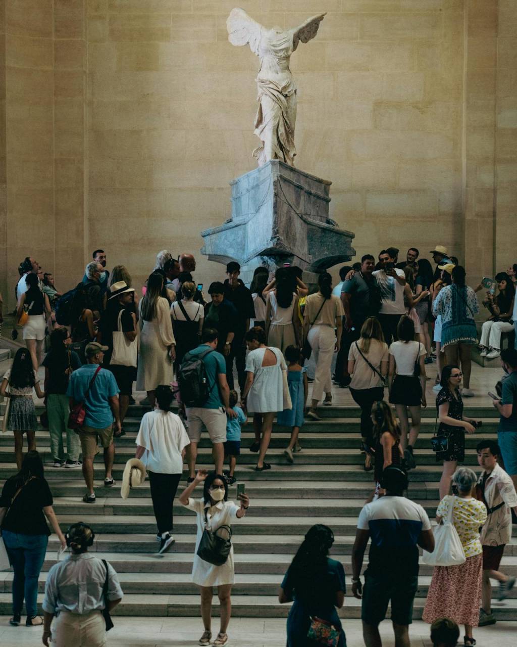 pexels-wellington-silva-325142047-14506205 A escultura Vitória de Samotrácia ocupa lugar de destaque em uma das escadarias do Louvre