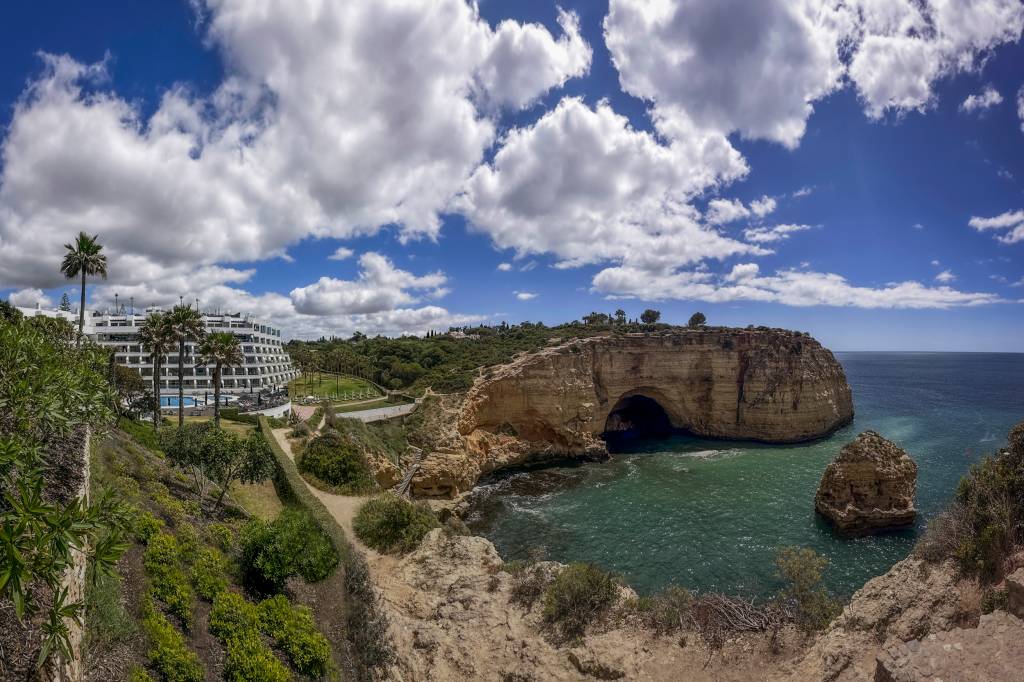 2 Paisagem com o mar verde embaixo, cercado por uma falésia, onde está construído o hotel