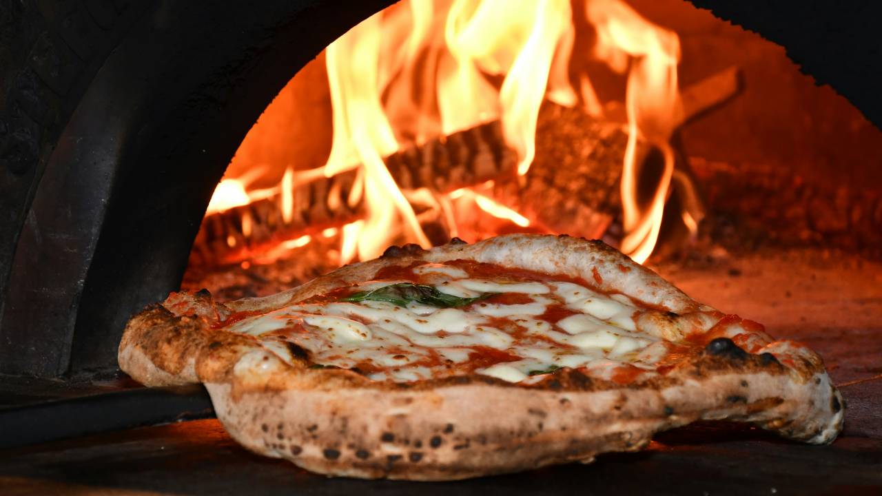 Pizza no forno a lenha