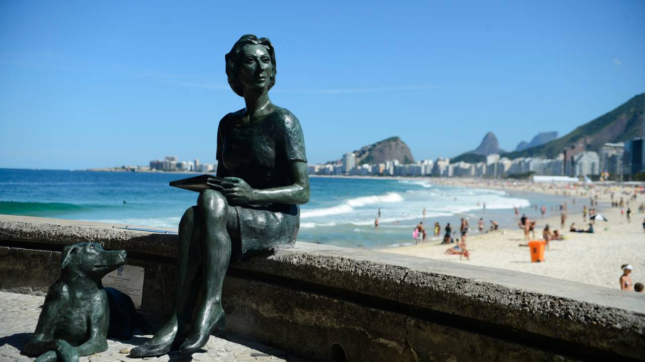 estatua-clarice-lispector