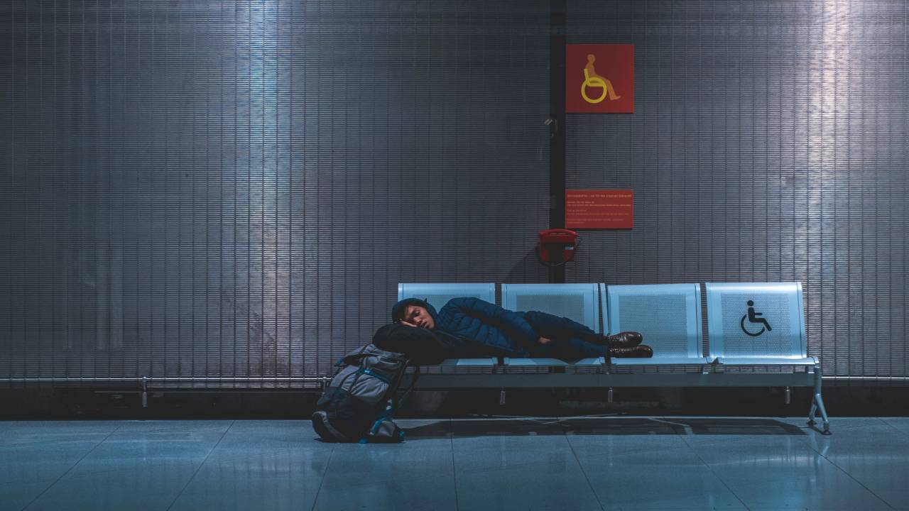 Pessoa dormindo no Aeroporto de Colônia-Bonn, Alemanha