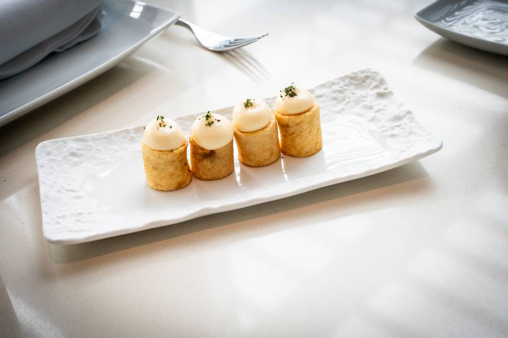 2024_Nuvem-389 A imagem mostra um prato de cerâmica com petiscos do chef espanhol Sergi Arola: papatas bravas, o prato de assinatura