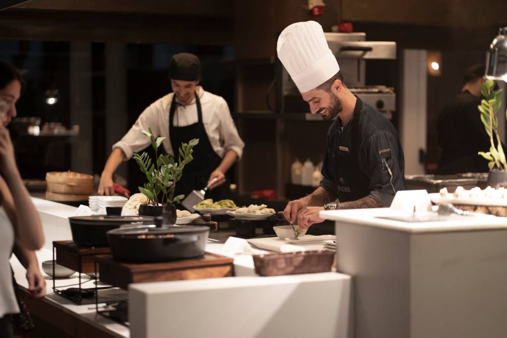 2024_Nuvem-393 Chefs do restaurante asiático Spices em ação: cozinha ao vivo atrás do balcão