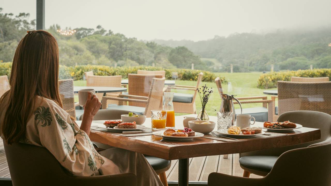 Mesa de café da manhã com vista do jardim do Penha Longa Resort