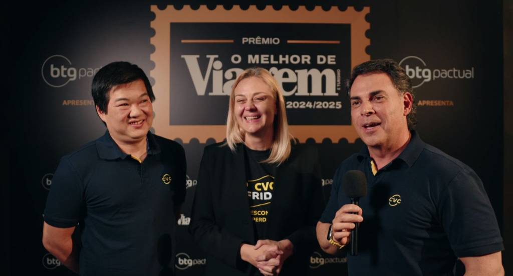 CVC no premio Time CVC: Humberto Sato, diretor de marketing, Vivi Pio, diretora de franquias e vendas, e Emerson Belan, Diretor geral B2C