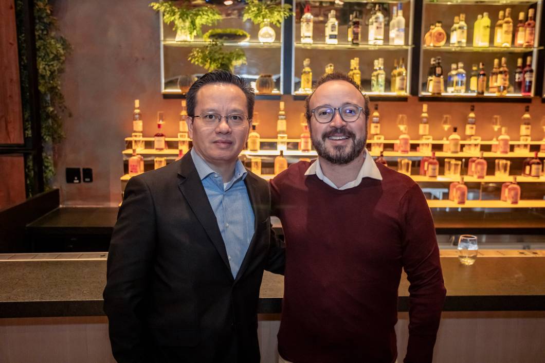 Gabriel Nascimento (à direita), gerente de produto e inovação para Travel na Allianz Partners Brasil e América Latina, e Claudio Aoki, gerente de operações sênior. A Allianz Travel levou a categoria Melhor Seguro Viagem Gabriel Nascimento (à direita), gerente de produto e inovação para Travel na Allianz Partners Brasil e América Latina, e Claudio Aoki, gerente de operações sênior. A Allianz Travel levou a categoria Melhor Seguro Viagem
