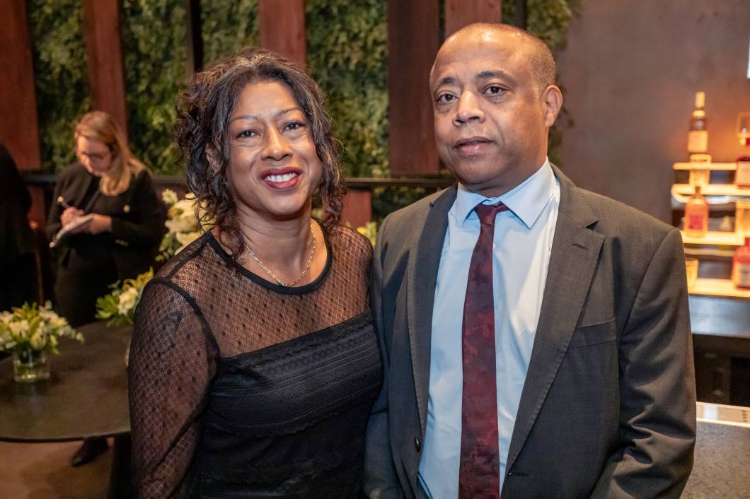 A Emirates ganhou como Melhor Companhia Aérea Internacional e a empresa foi representada pelo diretor geral para o Brasil e Argentina, Stephane Perard, que compareceu com a esposa, Neuzineia de Oliveira dos Santos A Emirates ganhou como Melhor Companhia Aérea Internacional e a empresa foi representada pelo diretor geral para o Brasil e Argentina, Stephane Perard, que compareceu com a esposa, Neuzineia de Oliveira dos Santos