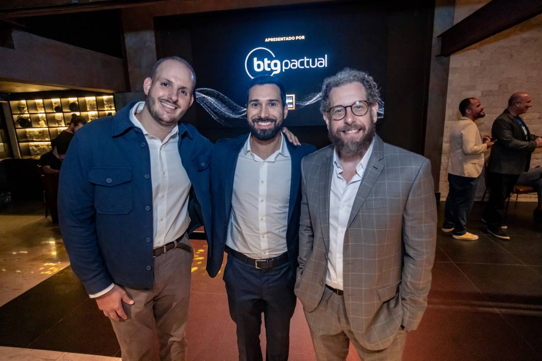 Fabio Carvalho (à direita), Presidente do Grupo Abril, Francisco Coimbra, Co-CEO do Grupo Abril e Pedro Prellwitz, Diretor de núcleo e de novos negócios da Viagem e Turismo Fabio Carvalho (à direita), Presidente do Grupo Abril, Francisco Coimbra, Co-CEO do Grupo Abril e Pedro Prellwitz, Diretor de núcleo e de novos negócios da Viagem e Turismo
