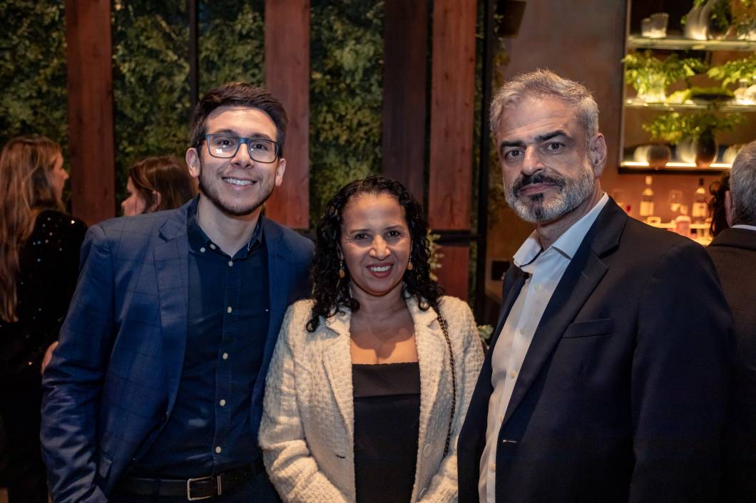 A Localiza venceu como Melhor Locadora de Automóveis e foi representada por Augusto Bezerra (à direita), diretor regional de vendas, por Cleyton Souza, gerente distrital de vendas, e pela assessora de comunicação Sônia Xavier A Localiza venceu como Melhor Locadora de Automóveis e foi representada por Augusto Bezerra (à direita), diretor regional de vendas, por Cleyton Souza, gerente distrital de vendas, e pela assessora de comunicação Sônia Xavier