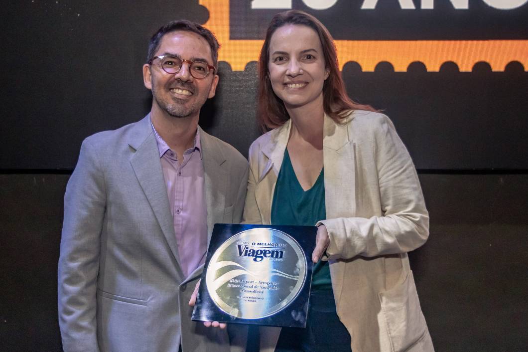 Julia Orrico, gerente de negócios aéreos do Aeroporto de Guarulhos, com o prêmio de melhor da categoria. Ao lado, Fabrício Brasiliense, da VT Julia Orrico, gerente de negócios aéreos do Aeroporto de Guarulhos, com o prêmio de melhor da categoria. Ao lado, Fabrício Brasiliense, da VT