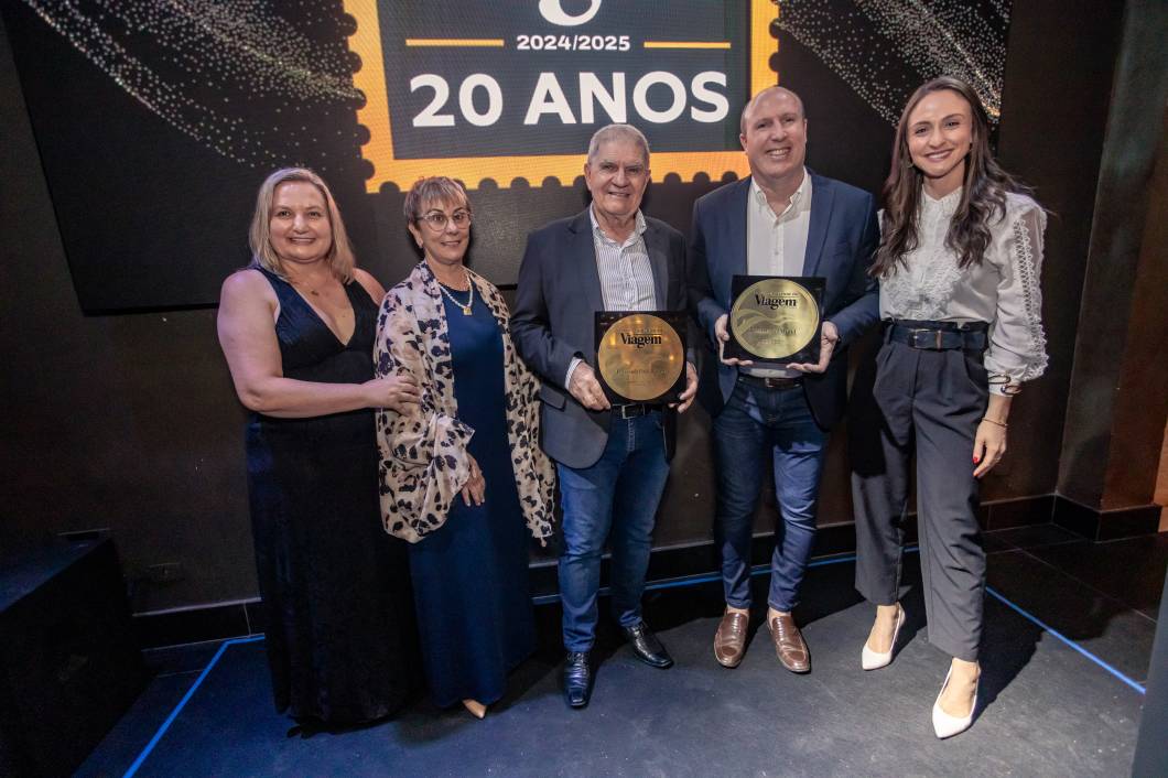 Dobradinha em Santa Catarina: Beto Carrero World levou o prêmio de Melhor Parque Temático no Brasil e foi representado por seu diretor comercial e marketing, Fernando Fiszbein (à direita com a placa) e por Caroline Beber, assessora de comunicação. Já o Fazzenda Park levou o prêmio de Melhor Hotel-Fazenda e foi representado pelo proprietário, Pedro Graciolo, por sua esposa, Roseli, e pela gerente geral, Cássia Treuk Dobradinha em Santa Catarina: Beto Carrero World levou o prêmio de Melhor Parque Temático no Brasil e foi representado por seu diretor comercial e marketing, Fernando Fiszbein (à direita com a placa) e por Caroline Beber, assessora de comunicação. Já o Fazzenda Park levou o prêmio de Melhor Hotel-Fazenda e foi representado pelo proprietário, Pedro Graciolo, por sua esposa, Roseli, e pela gerente geral, Cássia Treuk