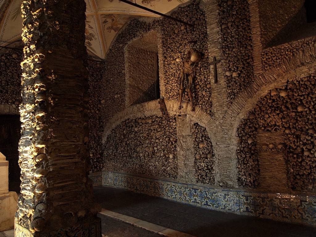 capela-dos-ossos-portugal-2