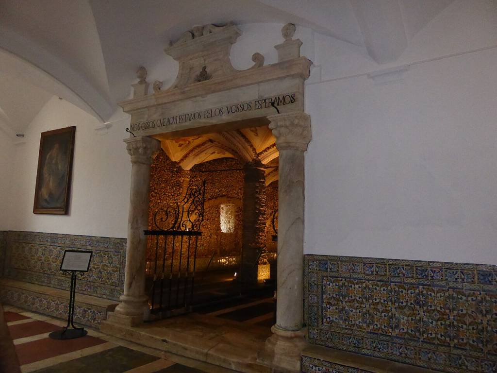 capela-dos-ossos-portugal-portal