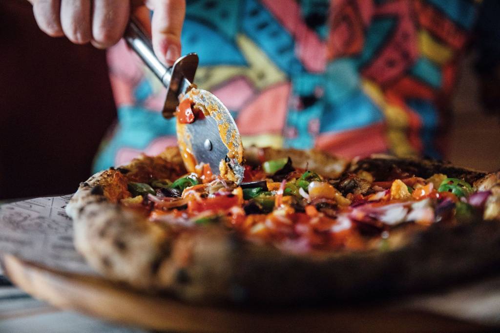 Imagem de pizza corte de pizza vegana.