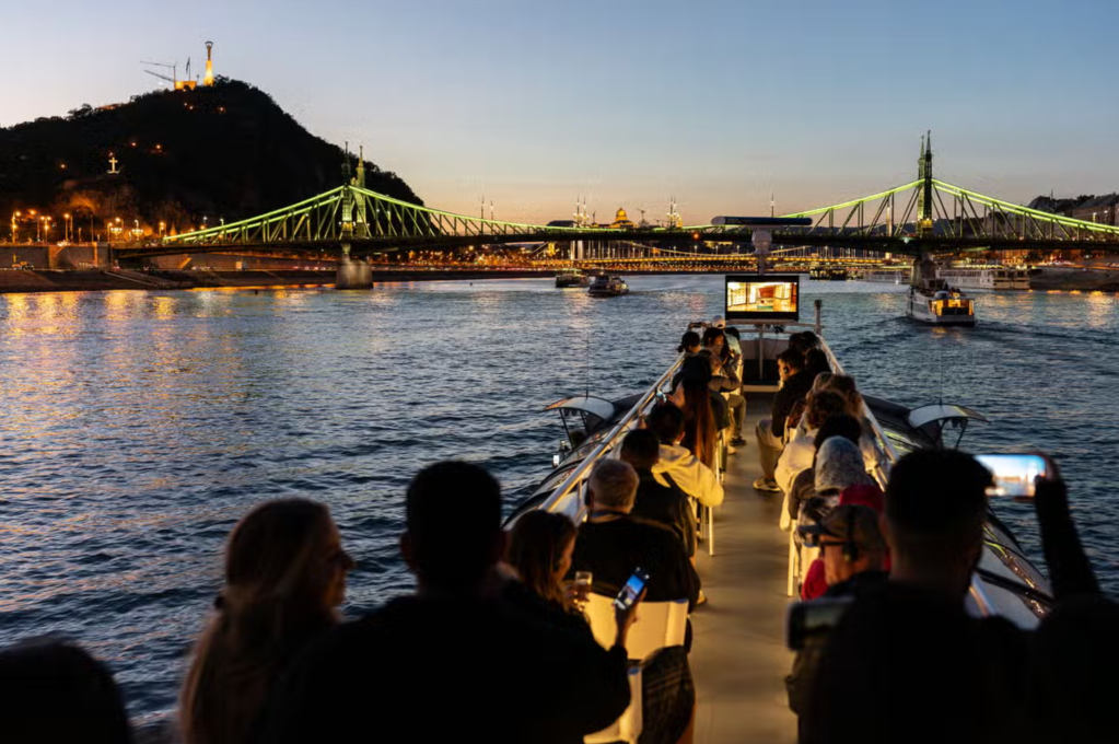 Passeio de barco ao anoitecer em Budapeste