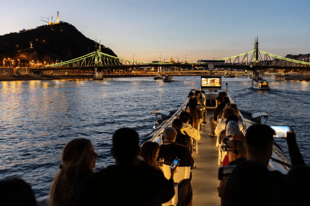Passeio ao anoitecer em budapeste Passeio de barco ao anoitecer em Budapeste