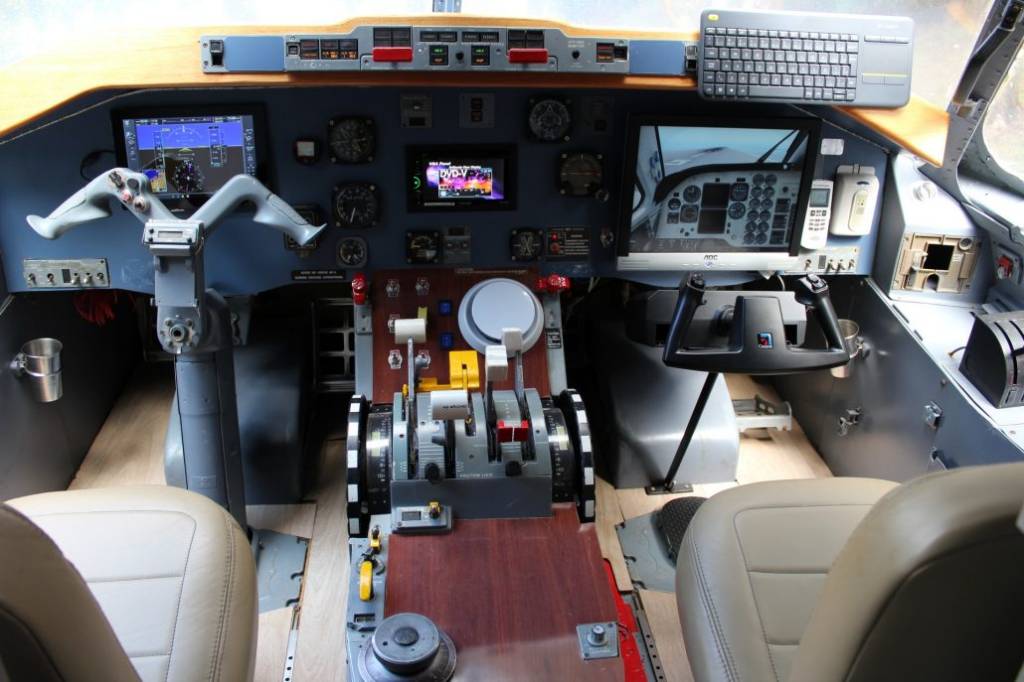 vivie-pousada-aviao-cockpit