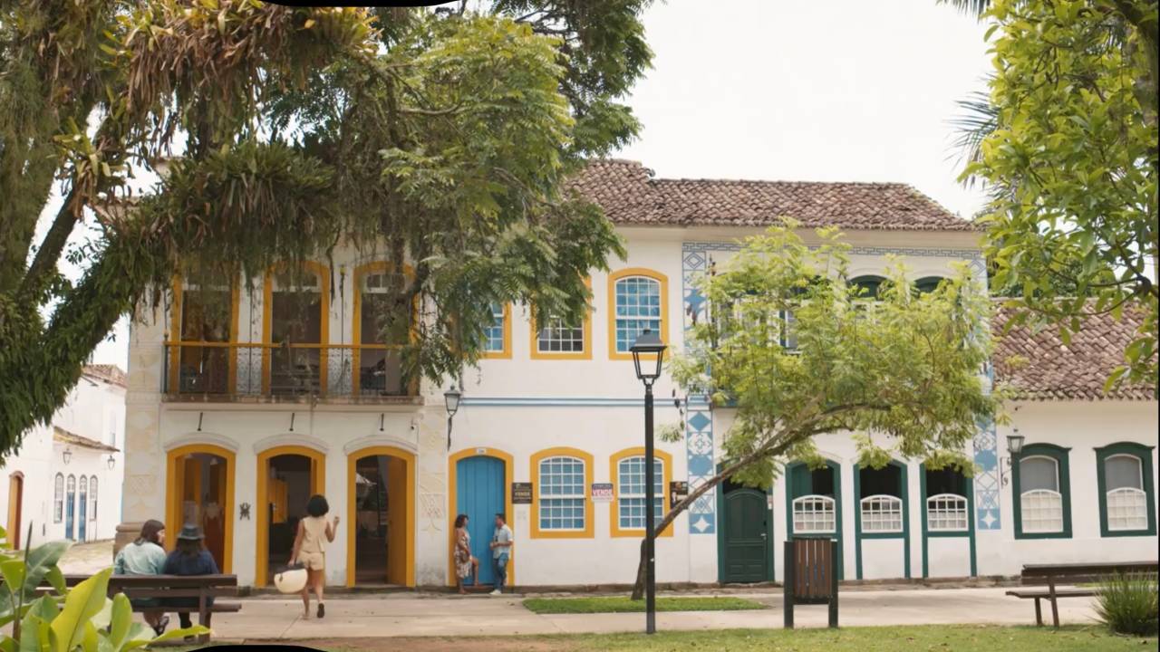 Maria de Fátima (Bella Campos) a caminho da loja de Flávia Aranha, onde funciona o Bar Atlântico, em frente à Praça da Matriz
