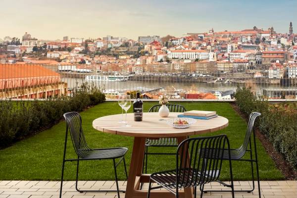 Novo cinco-estrelas em Vila Nova de Gaia valoriza o legado da casa Kopke com experiências ligadas ao vinho e à cultura portuguesa.