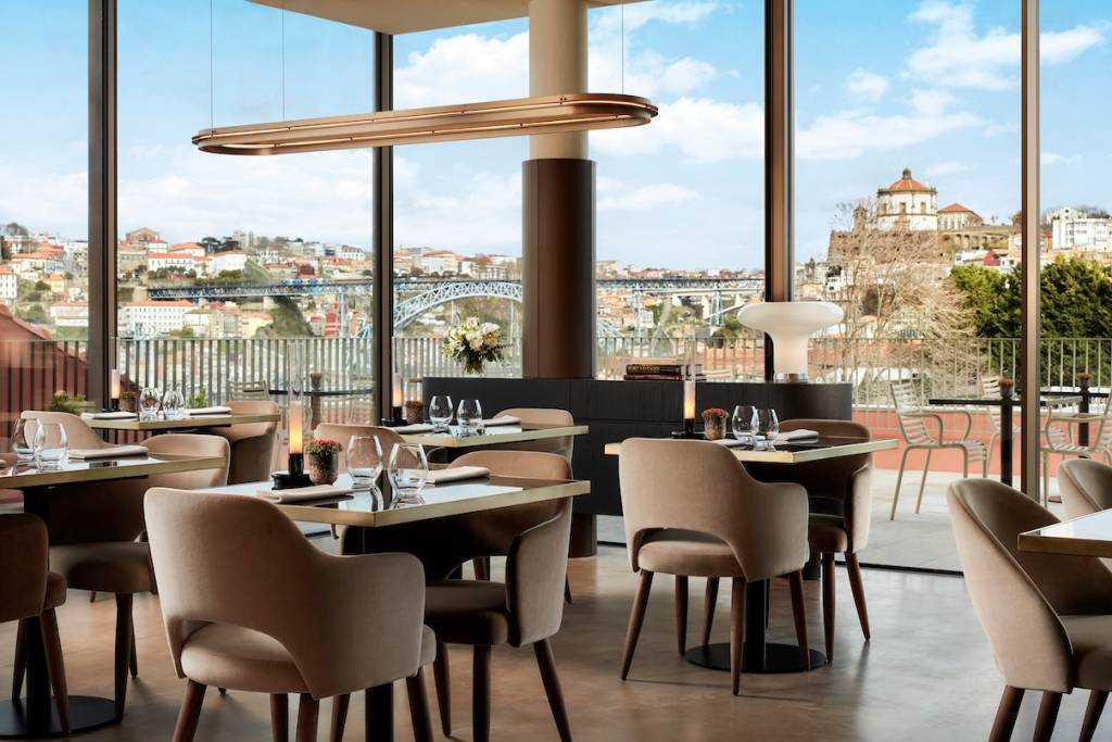 Tivoli_Kopke_Porto_Gaia_Hotel_Restaurant_1638_Restaurant_1 O restaurante do hotel propõe uma imersão sensorial entre gastronomia e vinho