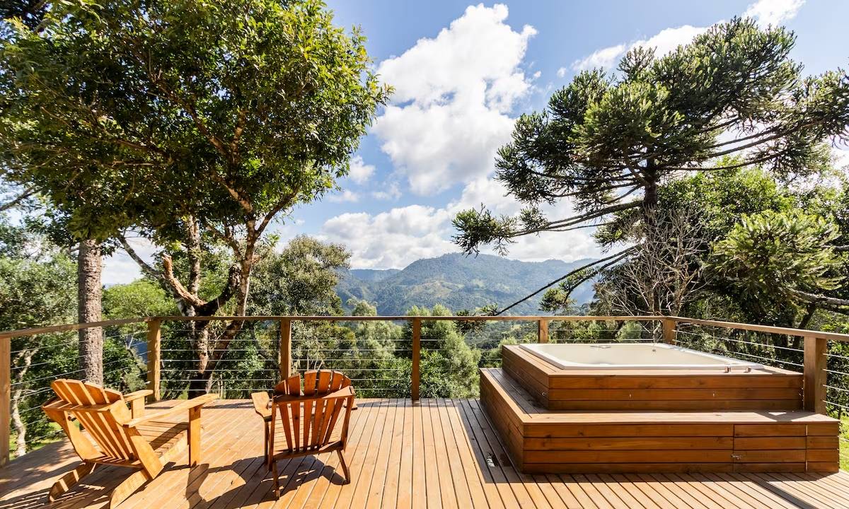 Cabanas combinam conforto e rusticidade em meio às montanhas