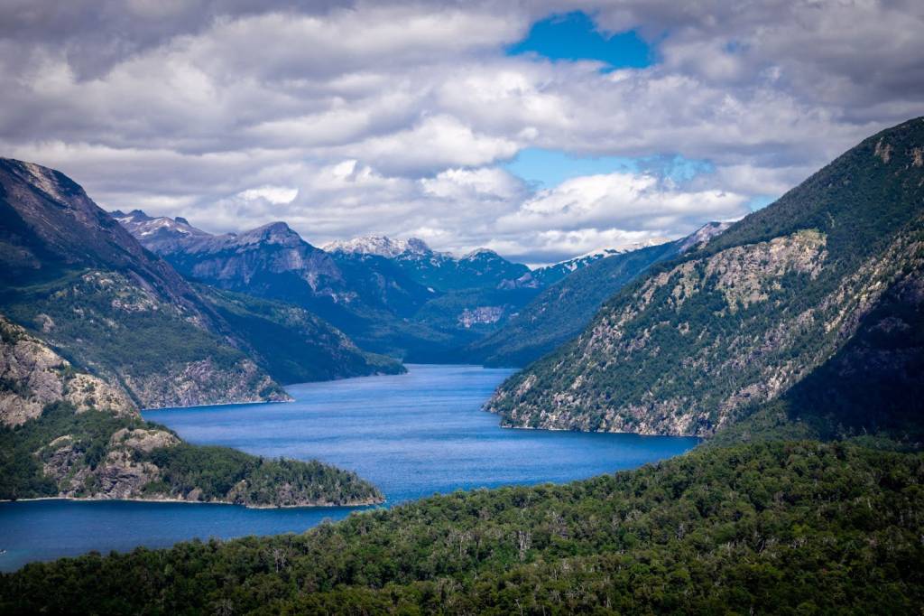 Circuito Chico em Bariloche Montanhas, lagos e florestas marcam a paisagem do Circuito Chico