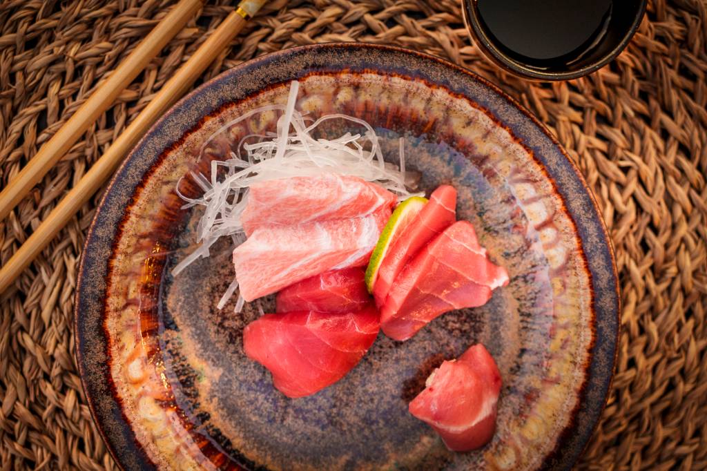 Prato com tenras datias de atum