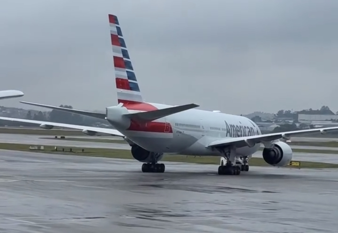 american airlines pouso de emergencia