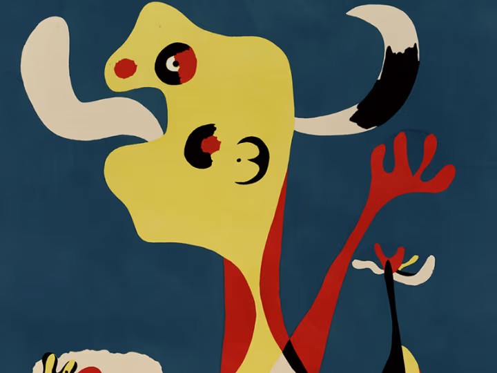 Pintura abstrata de Joan Miró com formas orgânicas em amarelo, vermelho, preto e branco sobre fundo azul escuro. Uma figura amarela com olhos vermelhos e pretos, língua branca e chifre preto e branco, estende um braço vermelho com mão aberta para o lado direito